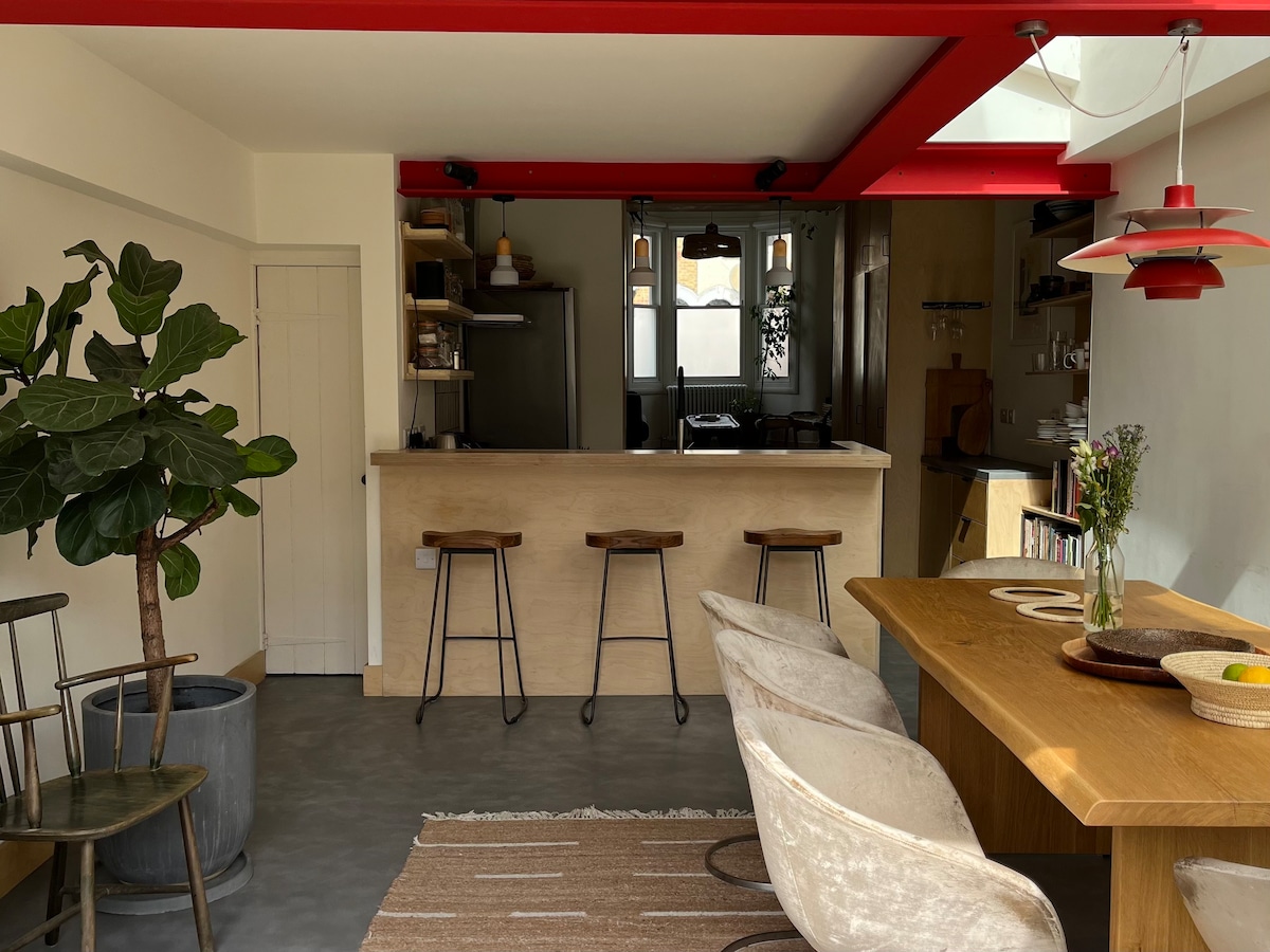 Stylish 2-bedroom terraced house with garden