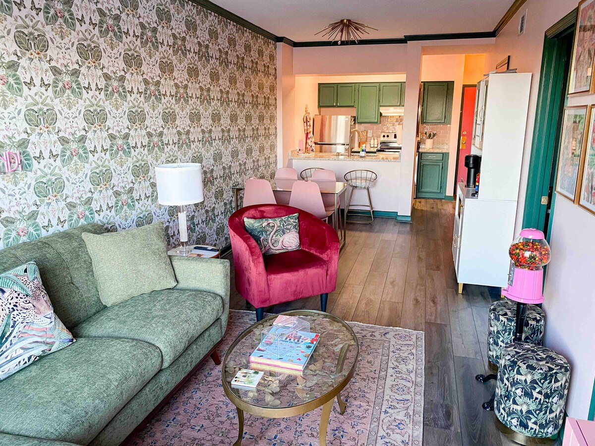 Golden Girls Themed Condo: No cleaning fees