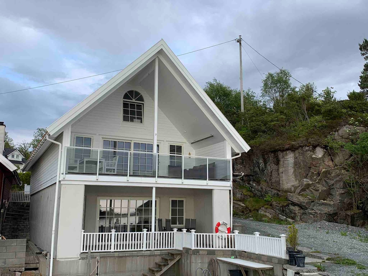 Asalneset -位于Halsnøy海边的小屋