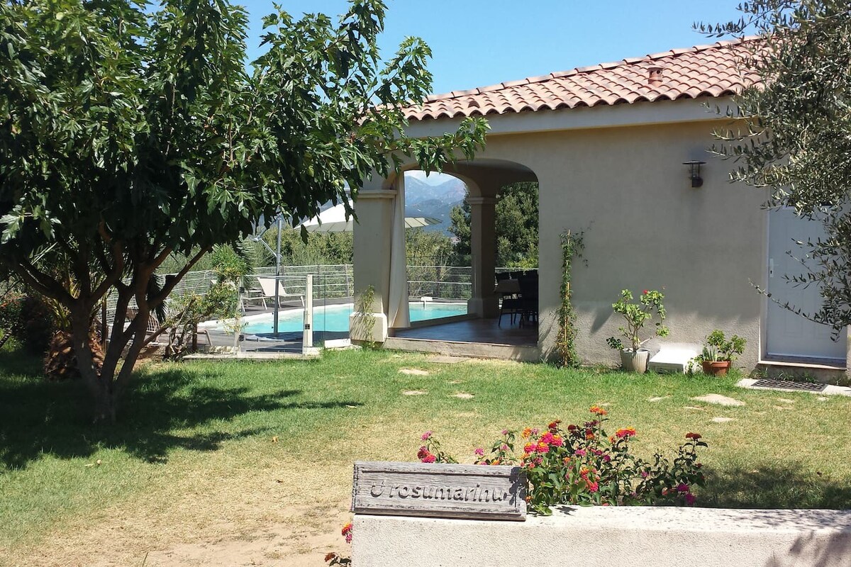 Villa Rosumarinu Sartè maquis山泳池