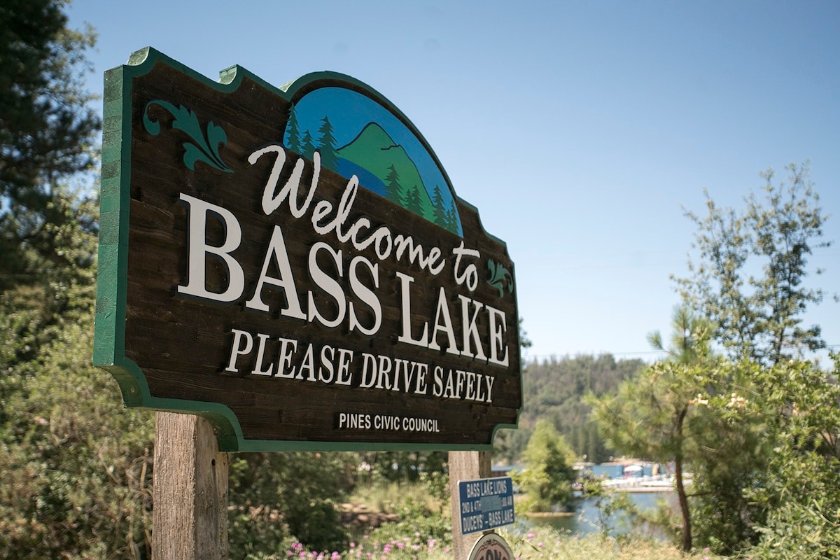 Bass Lake / Yosemite Rustic Cabin on Falls Beach