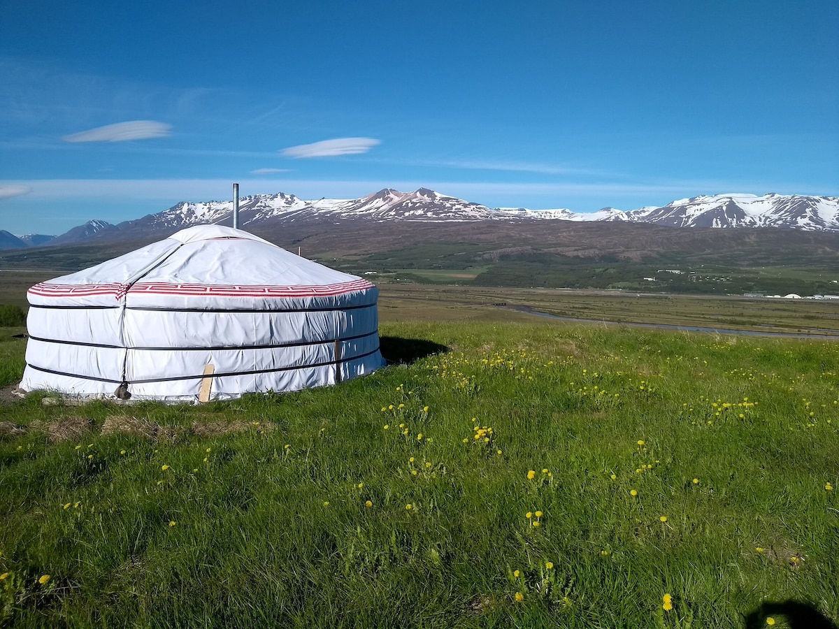 住在阿库雷里（ Akureyri ）郊外的蒙古包里，景色非常好