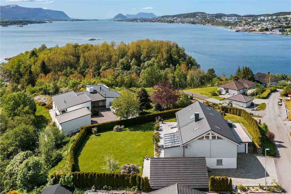 Stort lekkert hus med Jacuzzi. Perfekt familiehus!