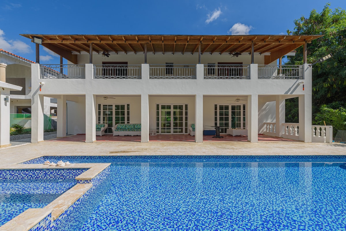 Villa Rosa: Modern Colonial Home with Pool