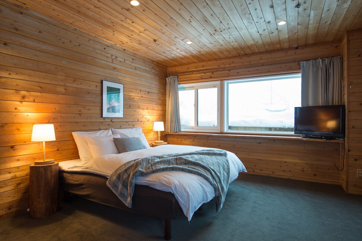 Moiwa Lodge -位于山脚的带套房的独立6床家庭房-距离滑雪电梯100米