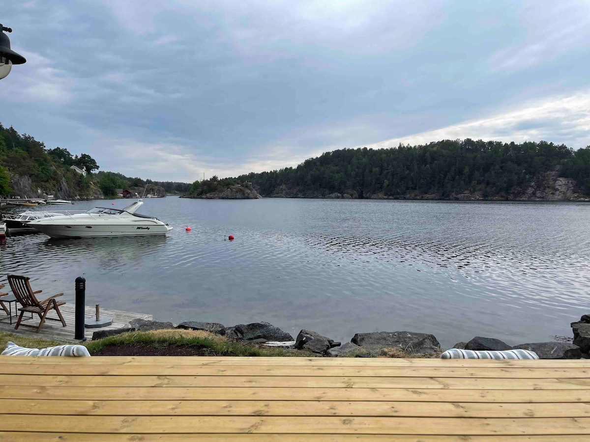 Hytte med 30 meters strandlinje i Åbyfjorden