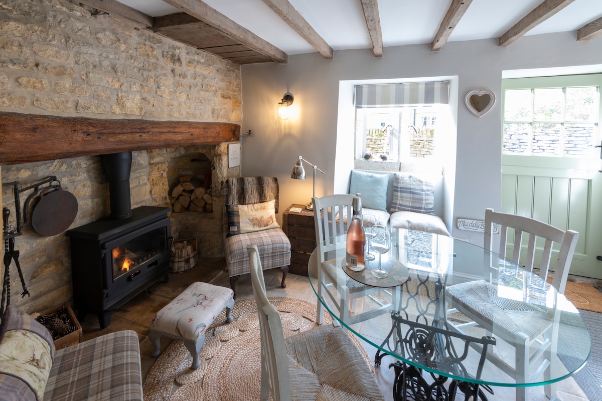 水上伯顿 · 整套乡村小屋 · rosecot :拥有200年历史的华丽乡村小屋