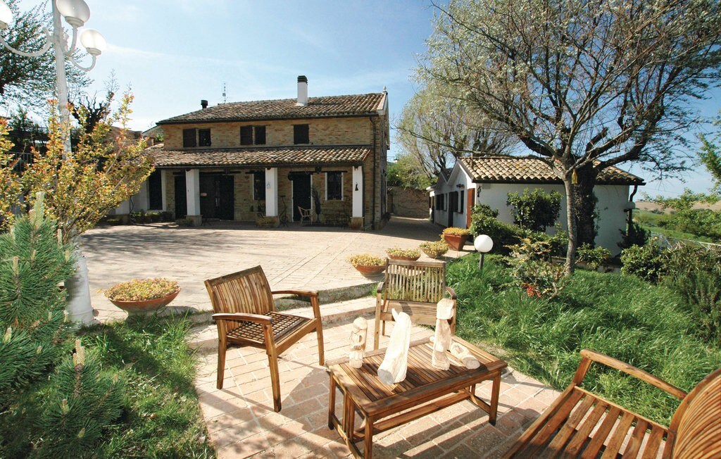 Casale immerso nel verde