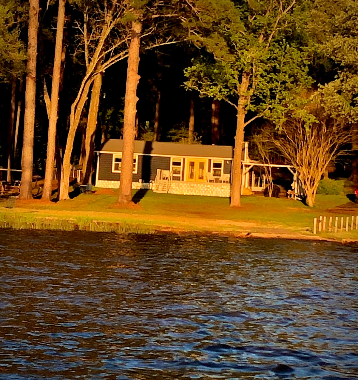 Catfish Cove 2 bed/2 bath cottage on Lake Striker