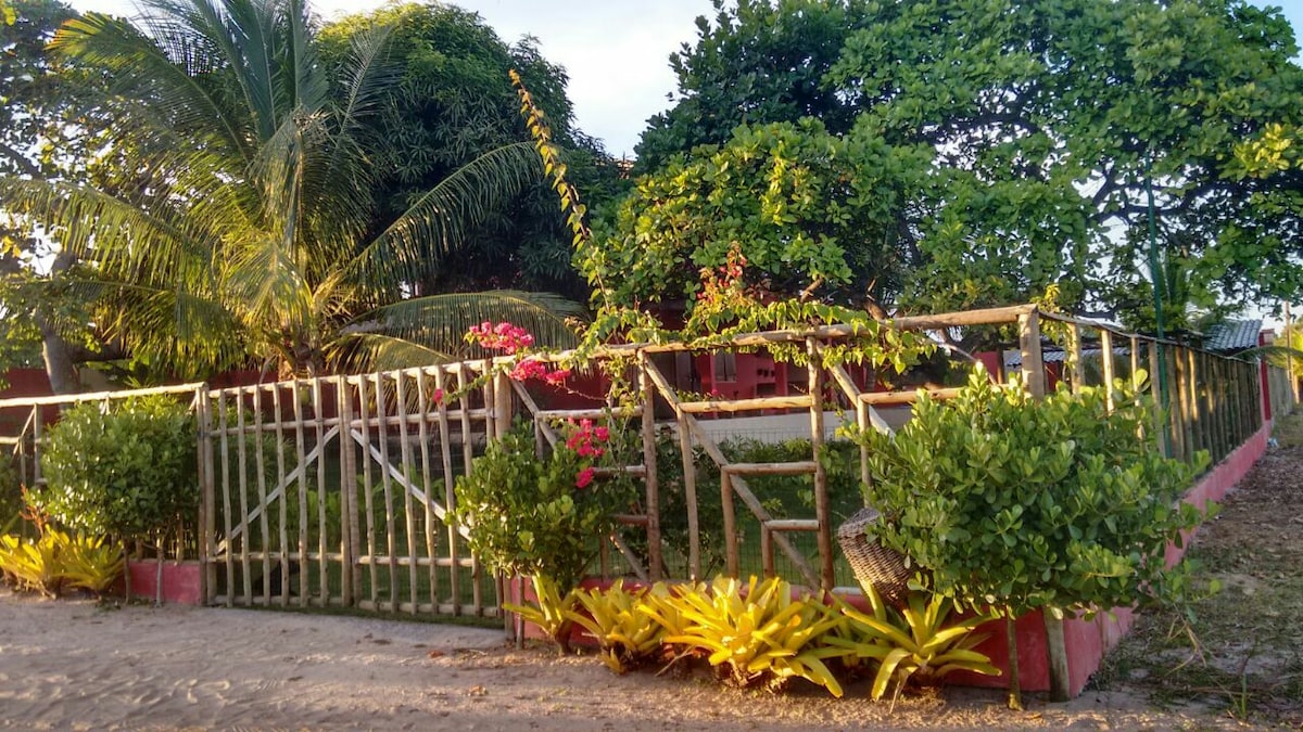 Casa com duas suítes a 300mts da praia.