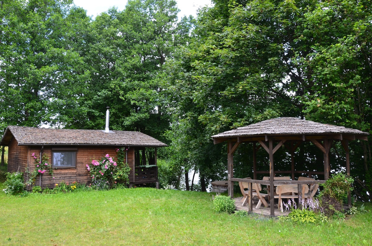 靠近湖边的舒适新装修的小屋