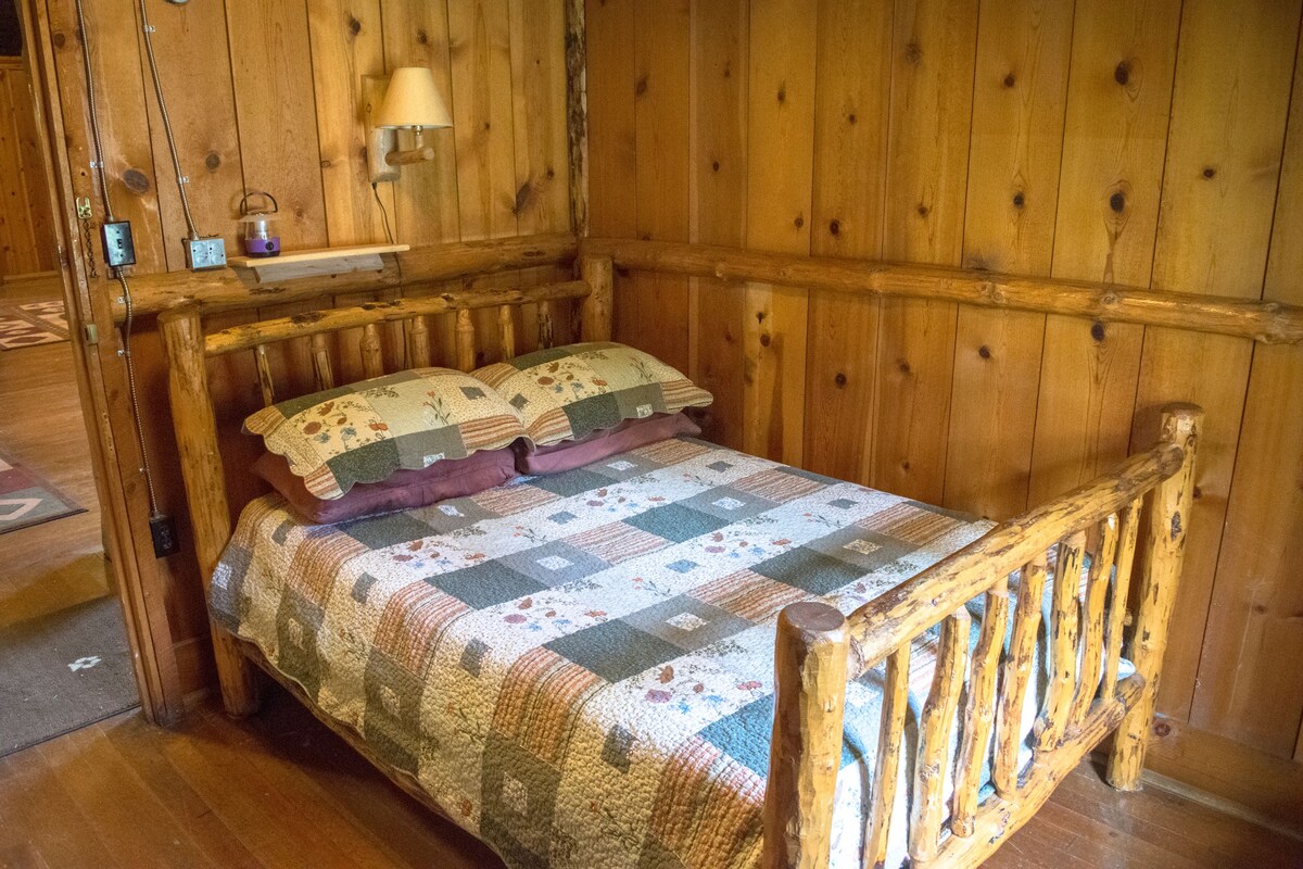 历史悠久、令人惊叹的Range Rider 's Lodge # 2号房间