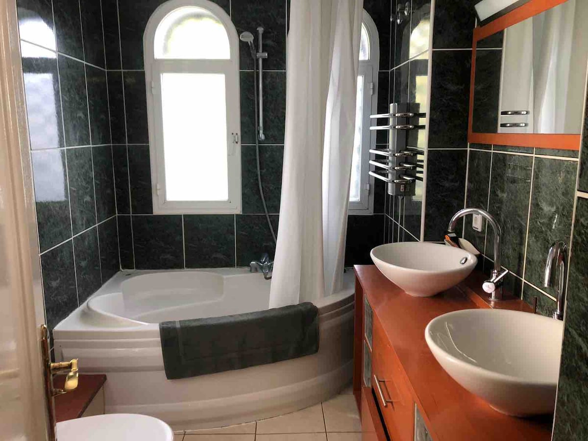 Spacious& light private room with ensuite bathroom