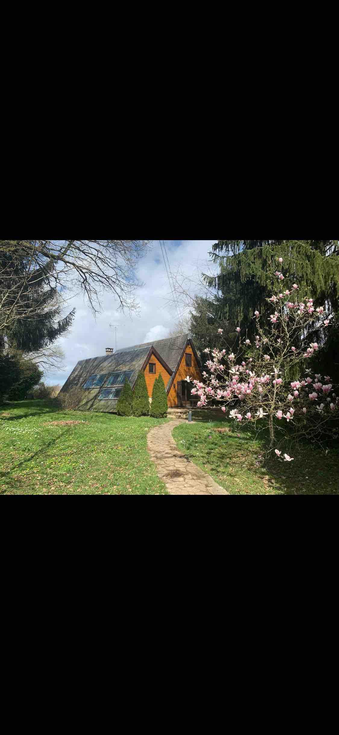 Chalet  Atypique ds l Yonne tout près de Paris.