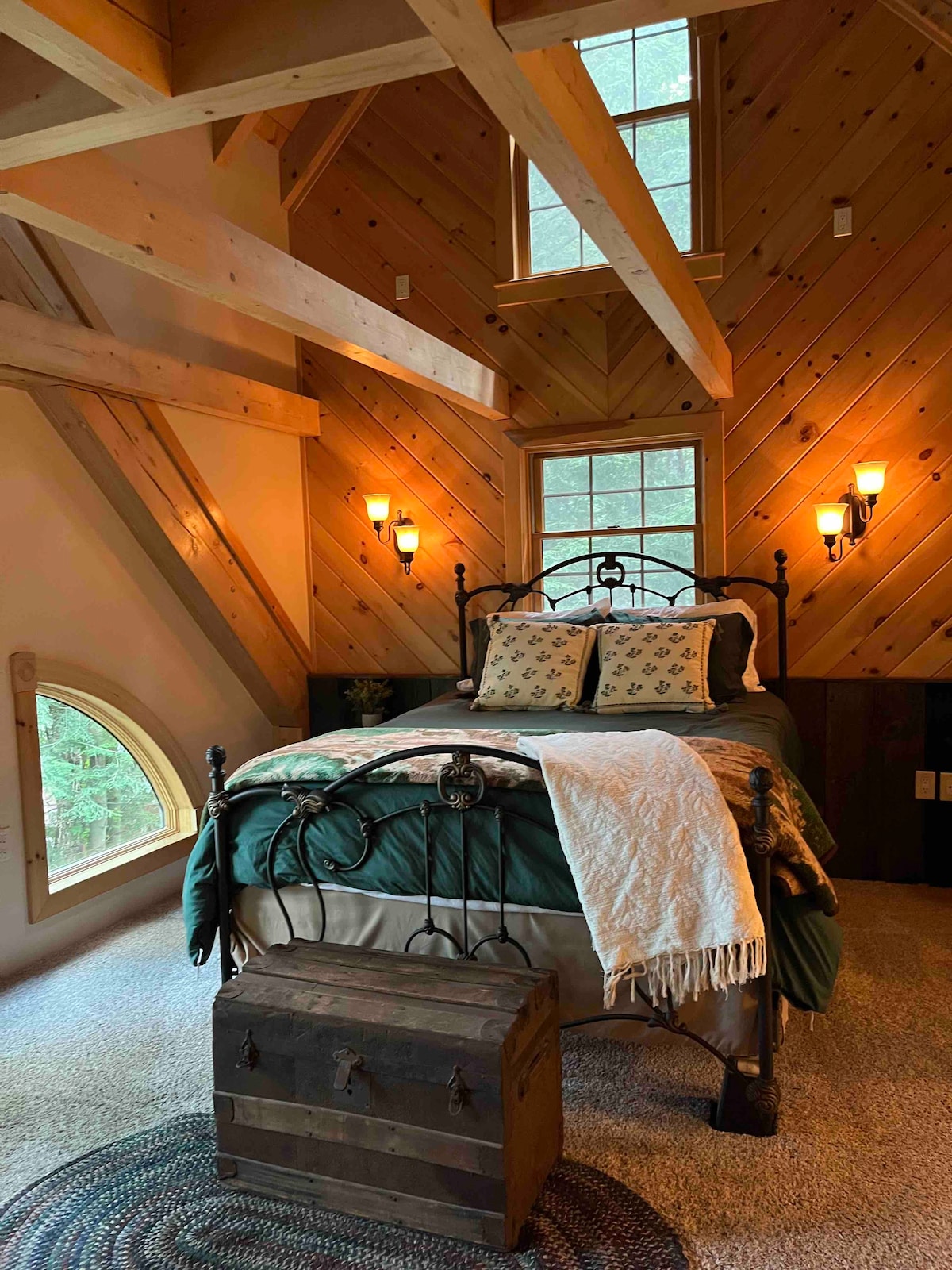 Cozy Hand-Crafted Home on Bear Pond