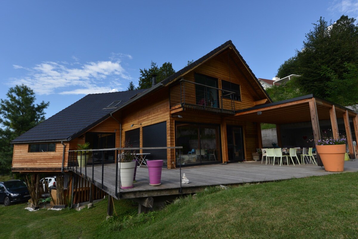 Grande maison bois en lisière de forêt