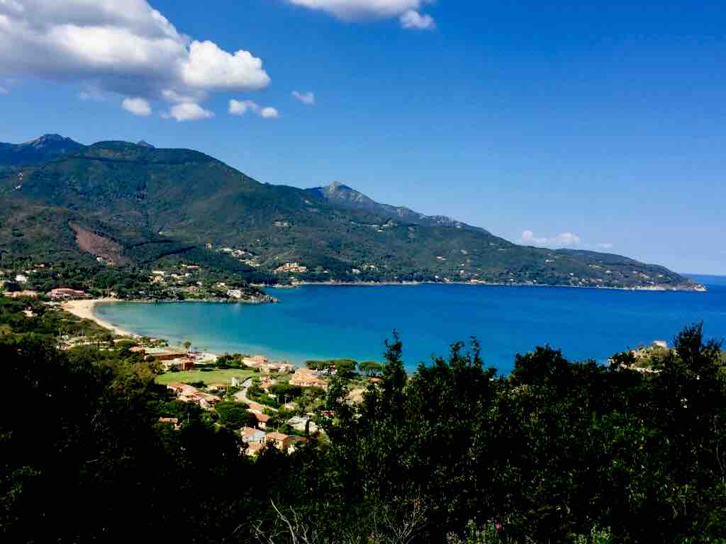 Spazioso appartamento con balcone vista mare.