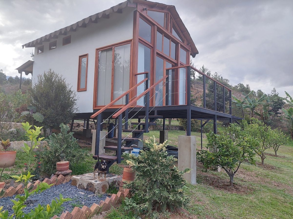 Hermosa cabaña en madera entre montañas en Tinjacá