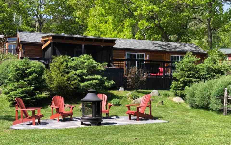 Chalet Trémolo (Vu sur lac Lyster and Mont pinacle)