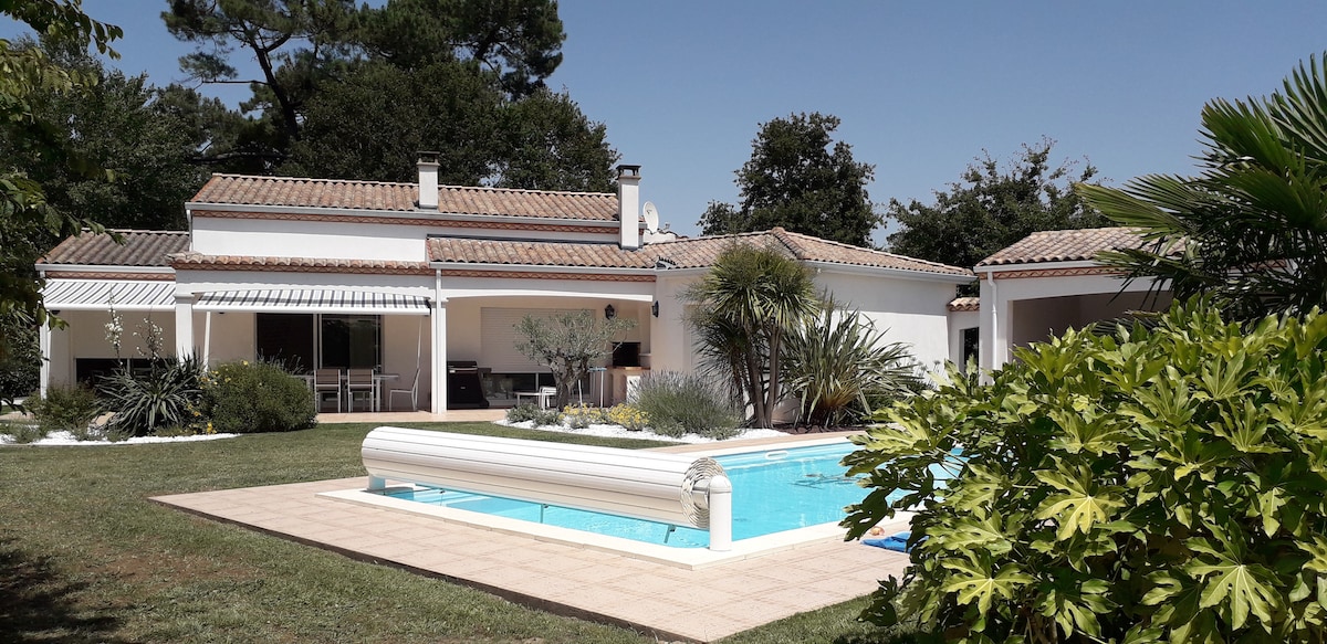 VILLA AVEC PISCINE PRIVATIVE CHAUFFEE AU CALME