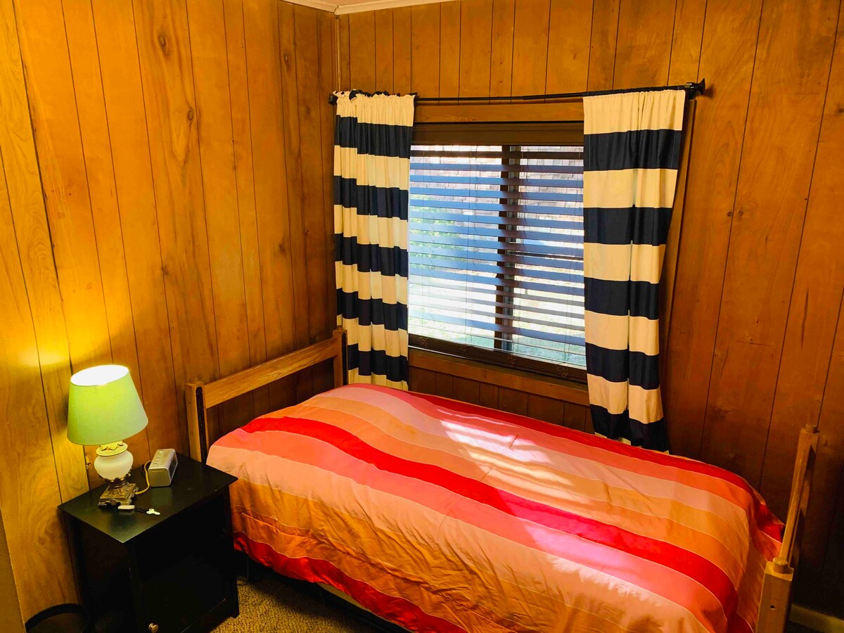 Private North room in cottage near SIU