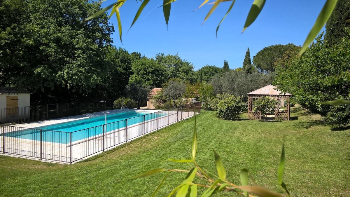 Charmant gite avec piscine au pied du Mont Ventoux