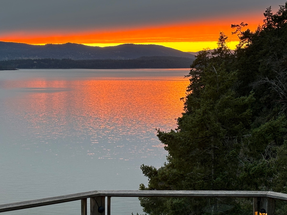 Eagles Nest Oceanfront Galiano West Coast Home