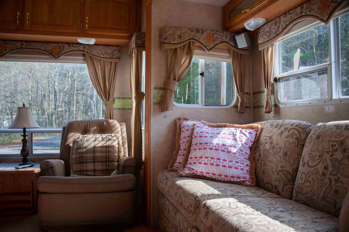 Cozy 1 bedroom camper in a field.