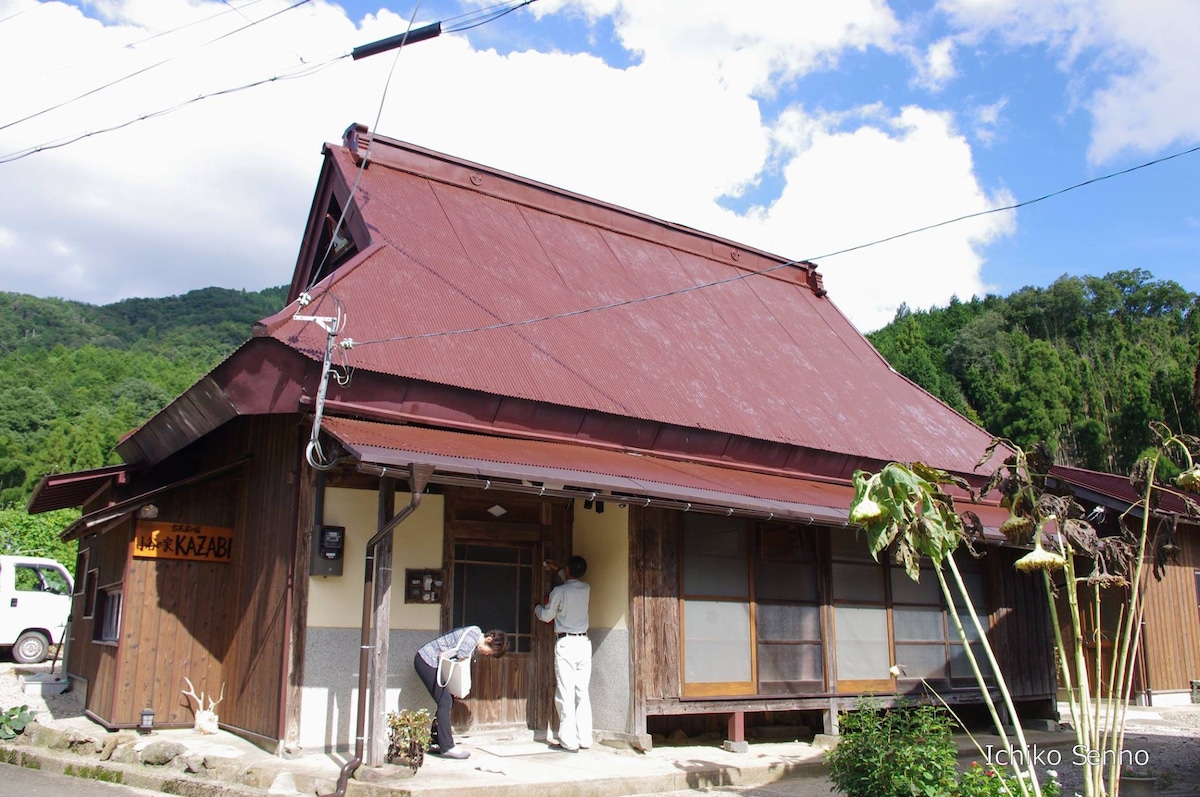 对于大型团体来说，物超所值！乡村生活体验！ KAZABI ， 1.5栋建筑中的茅草屋顶