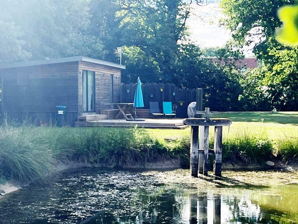 池塘附近温馨宁静的度假木屋。