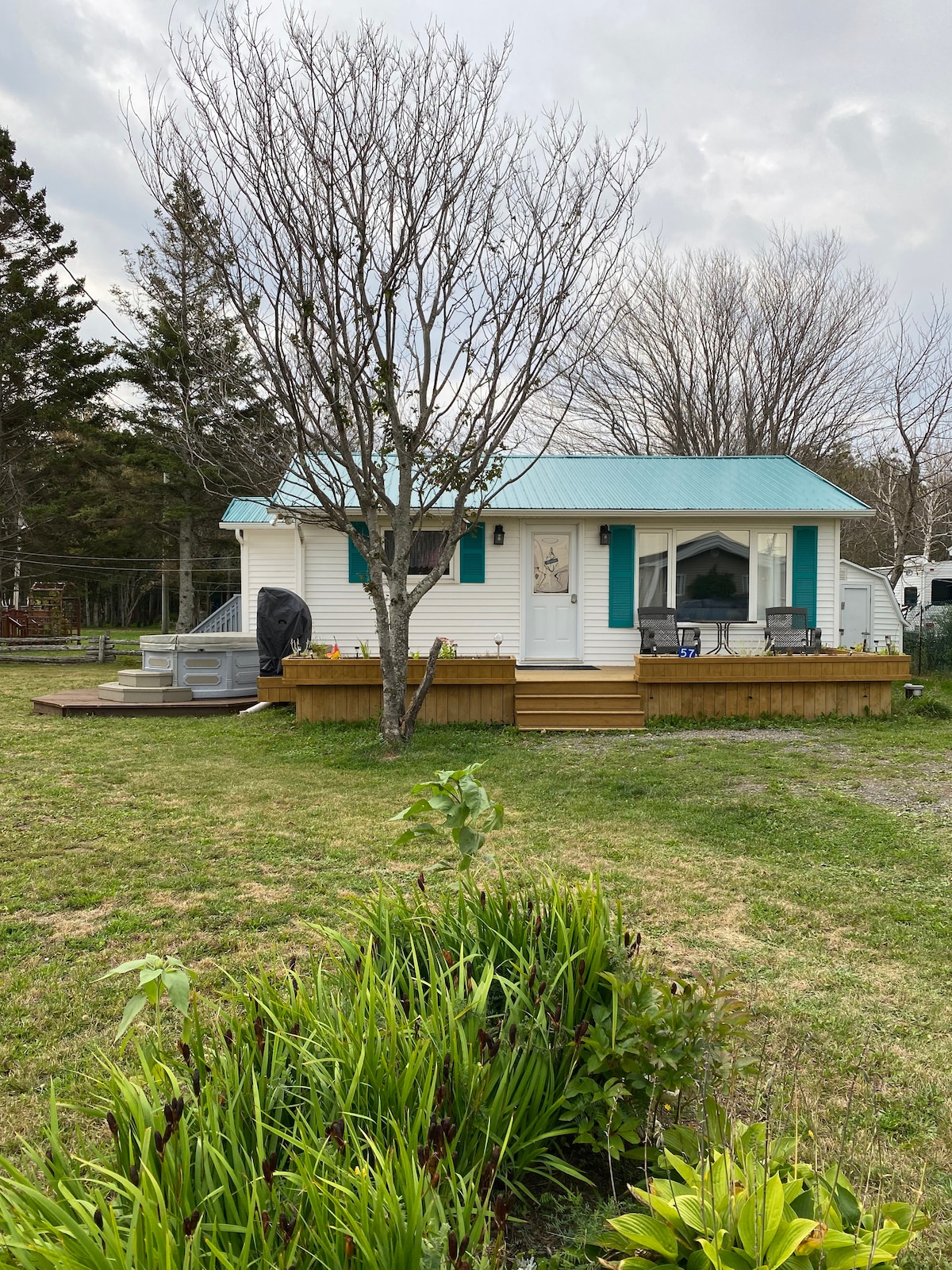 Baybreeze Cottage with hot tub