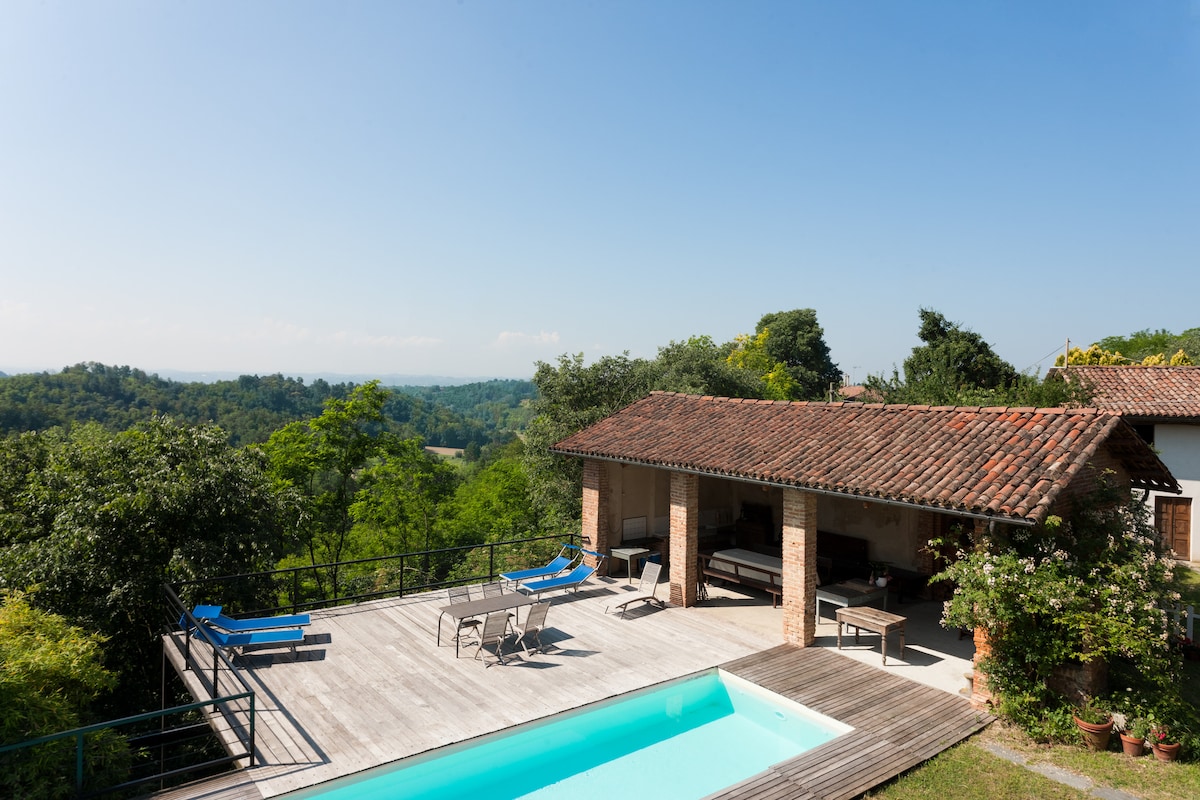 Cascina  Buffetto Miravalle. Casa con piscina.