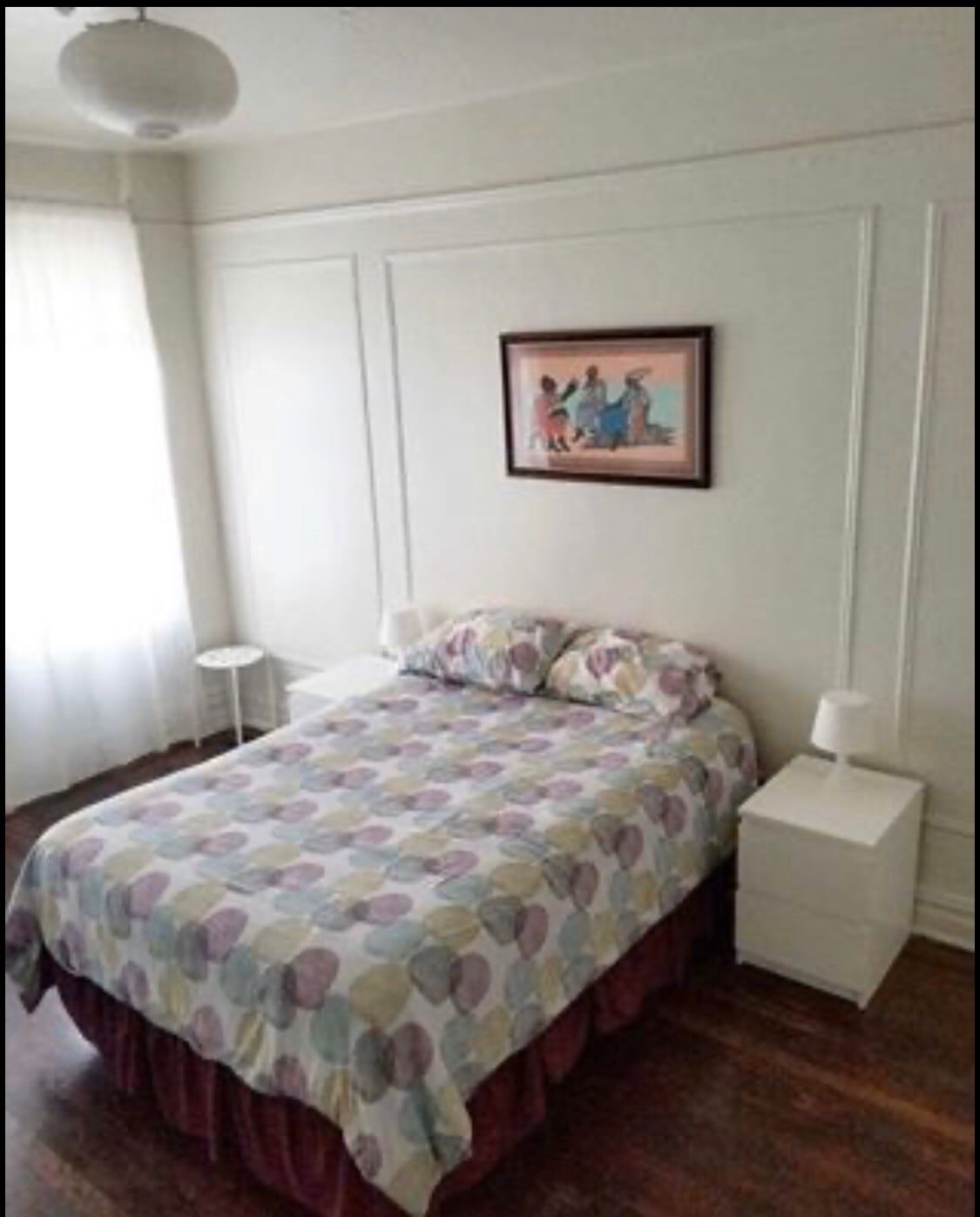 宽敞漂亮公寓中的私人舒适房间。