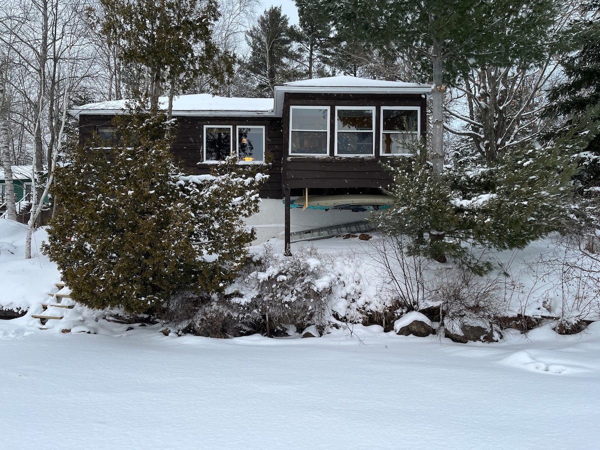 小狼池塘上的Lakefront Crescent Moon Cabin