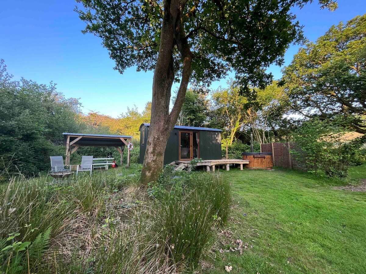 Secluded woodland shepherd hut retreat