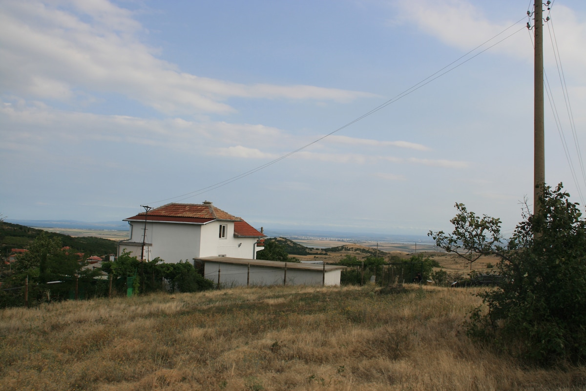 Large Villa with distant sea view & swimming pool