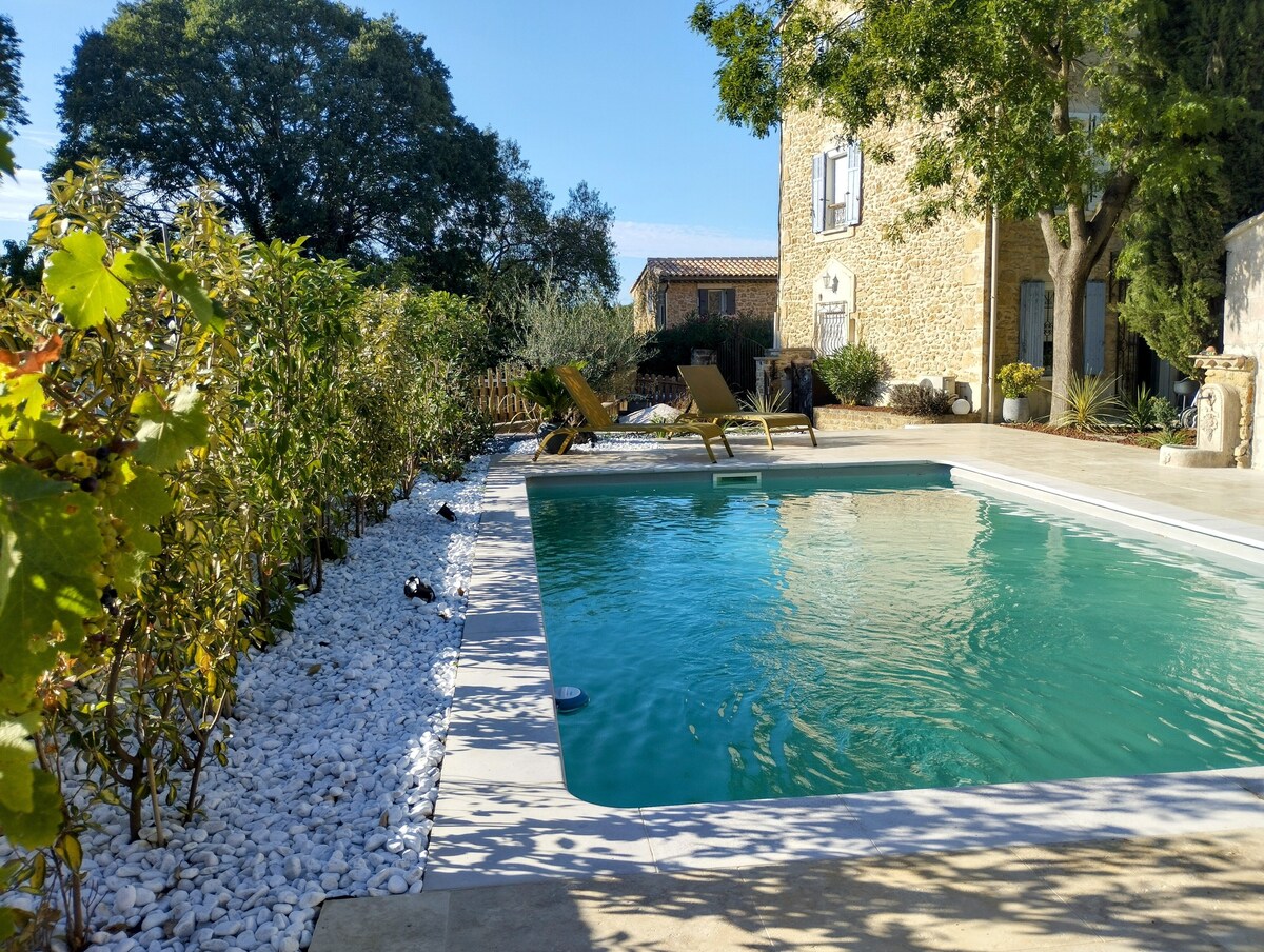 Partie de mas en pierre avec piscine