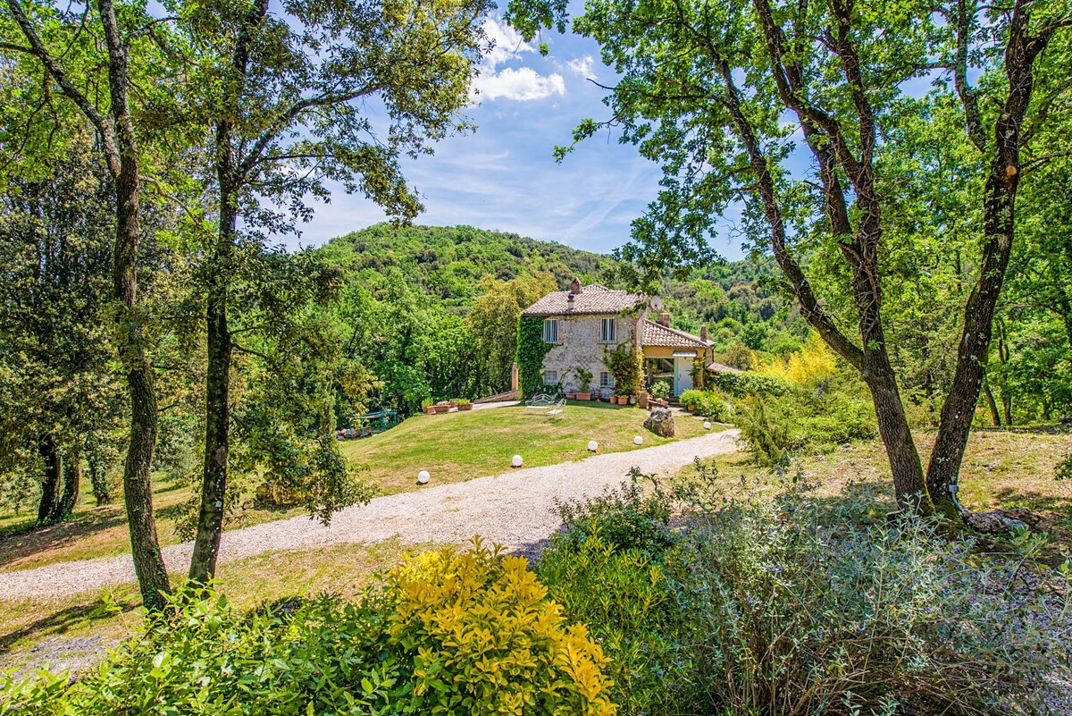 House with pool & hot tub, relaxing area near town