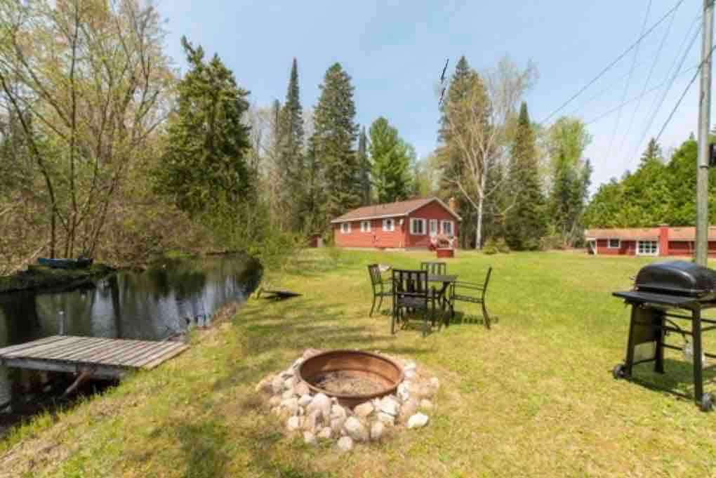 Mud Creek Cottage waterfront acre lot & game-room