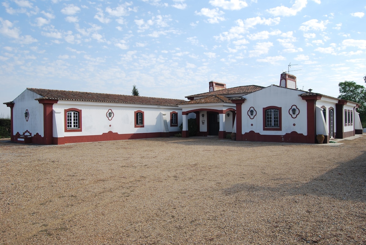 Spacious Family Country Home With Pool