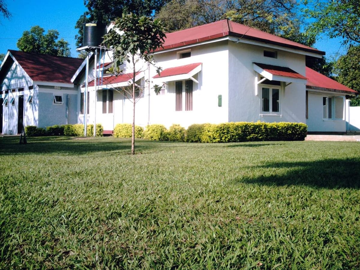 Dvenue hotel, easily accessible on Masindi road