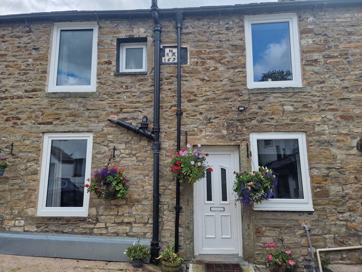4 bed charming, family-friendly cottage 1694