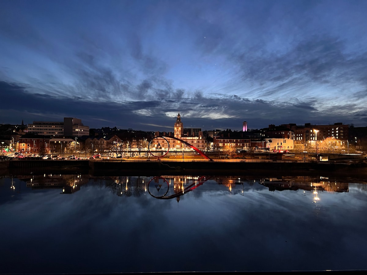 Riverfront apartment Newport