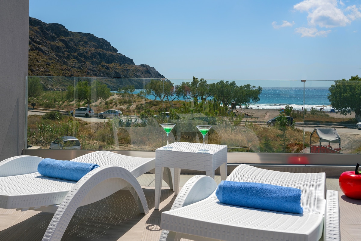 Beachfront, Lux villa w/Pool 30m to Amenities+BBQ