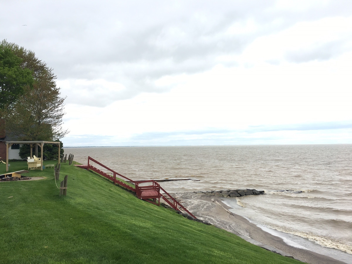 伊利湖（ Lake Erie ）上靠近雪松角（ Cedar Point ）的5号海滩小屋