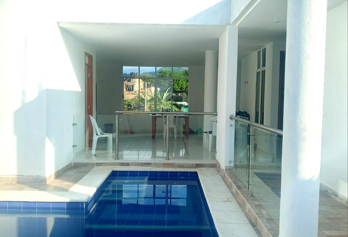 Casa con piscina completamente privada.
