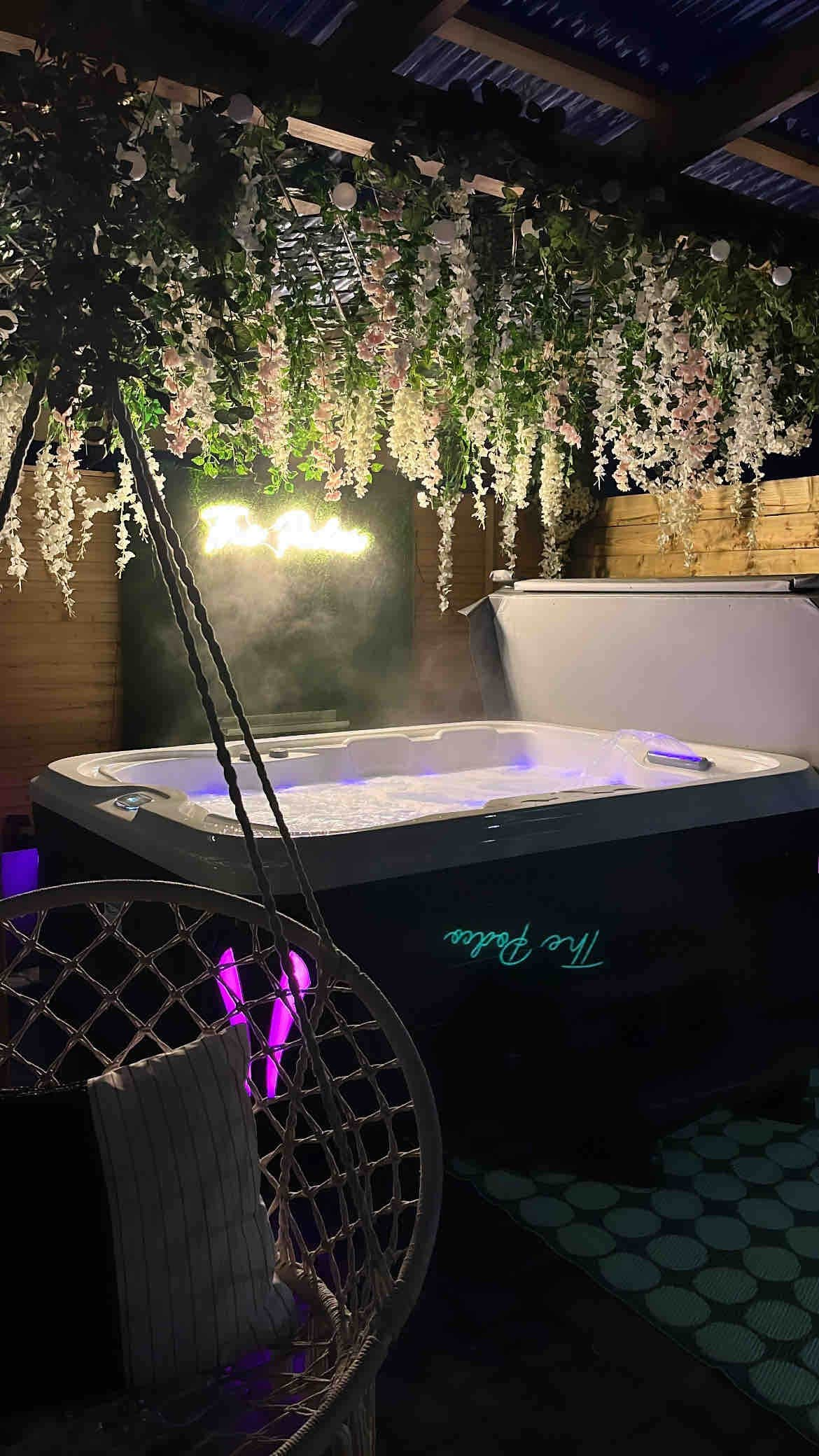 The Garden Pod with Private Hot Tub