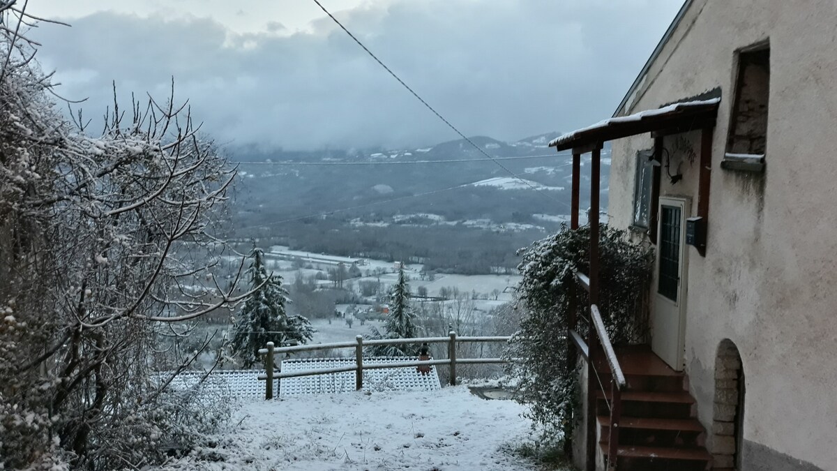 Villa Daphne, Sunny stone cottage in hamlet