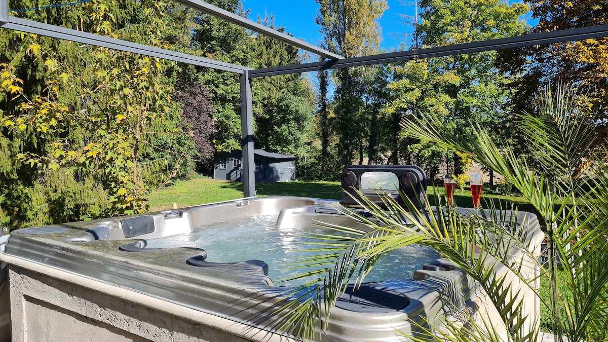 VILLA en bord de rivière avec jacuzzi extérieur.