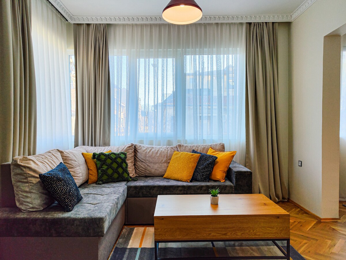 YellO⁠_⁠ow · Fresh & Stylish Midtown 3BR Flat